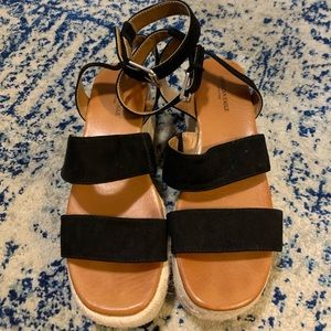 AE black platform sandals!